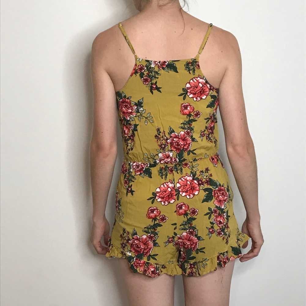 Beautiful Floral Romper 🌺 - Picture 3 of 5